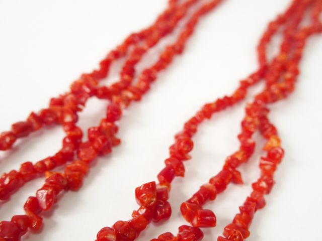Collier en corail à 3 rangs. 60cm environ