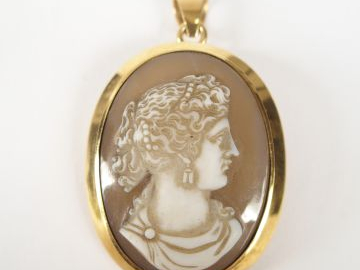 Camée pierre dure fin XIXe "Profil de jeune femme", monture or jaune. 