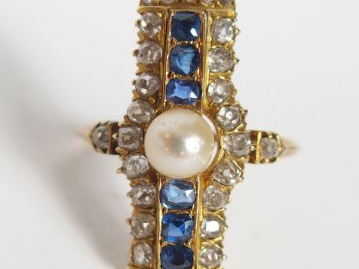 Bague Napoléon III en or jaune, motif en barette, ornée en son centre 