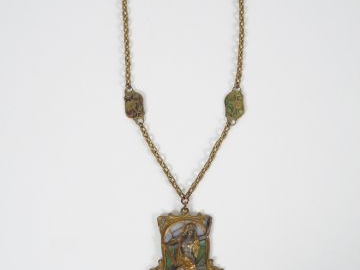 Pendentif Art nouveau en métal, émaillé en plique-à-jour figurant une 