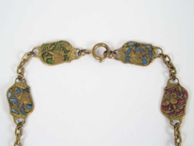 Pendentif Art nouveau en métal, émaillé en plique-à-jour figurant une 