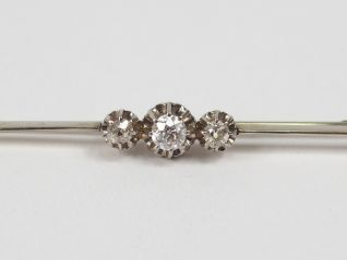 Broche barette en or blanc ornée en son centre de 3 diamants taille an