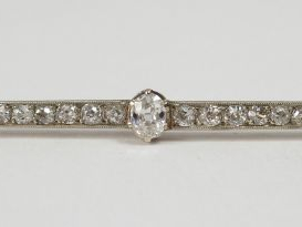 Broche barette en or blanc pavée de roses et ornée de 3 diamants taill