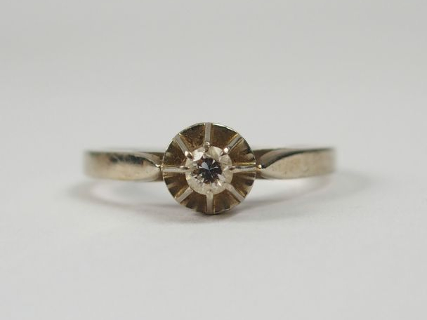 Solitaire monture or blanc ornée d'un diamant taille moderne de 0,10ct