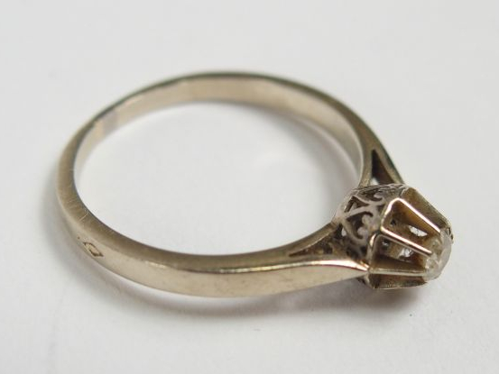 Solitaire monture or blanc ornée d'un diamant taille moderne de 0,10ct