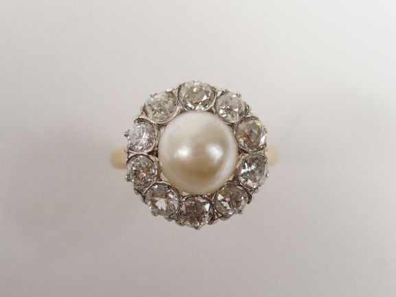 Bague marguerite en or jaune, ornée en son centre d'une perle de cultu