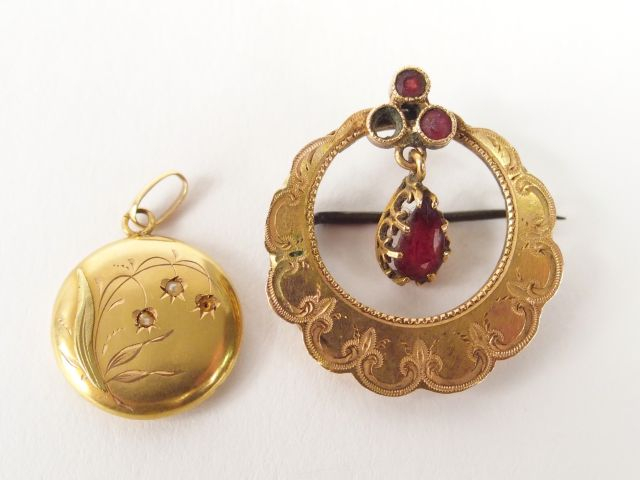 Broche en or jaune en forme de croissant de lune rehaussée de grenats 