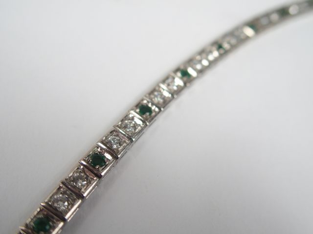 Bracelet rivière monture platine, alternance de 25 diamants taille mod