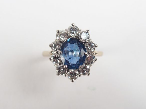 Bague moderne monture or blanc, ornée en son centre d'un saphir de 1,5