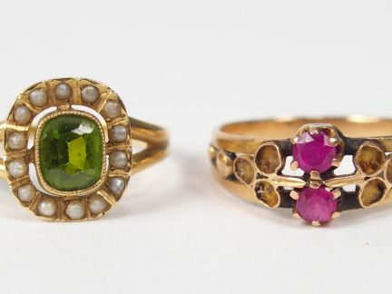 Bague Napoléon III monture or jaune ornée en son centre d'un quartz ve