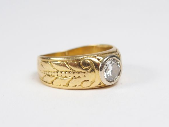 Bague chevalière monture or jaune gravée, sertie en son centre d'un di