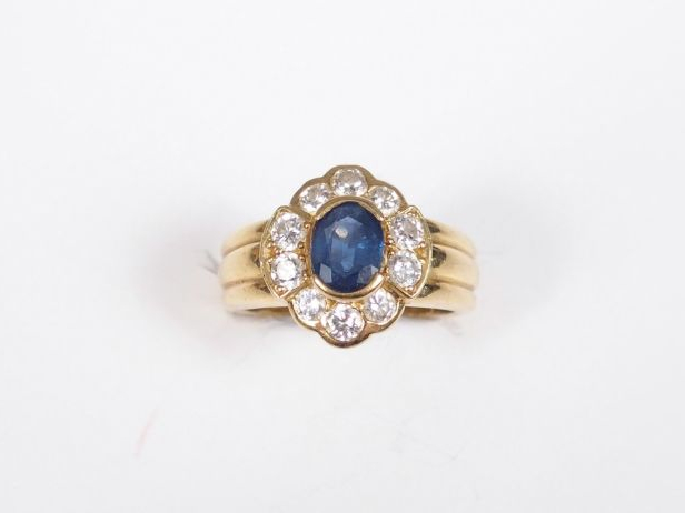 Bague marguerite monture or jaune, ornée en son centre d'un saphir de 