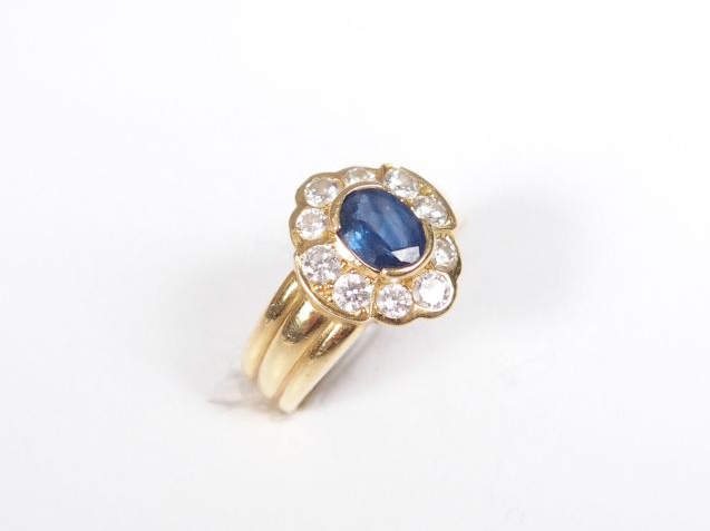 Bague marguerite monture or jaune, ornée en son centre d'un saphir de 