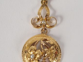 Pendentif en or jaune, rehaussé de 2 petites perles et d'une quartz ro