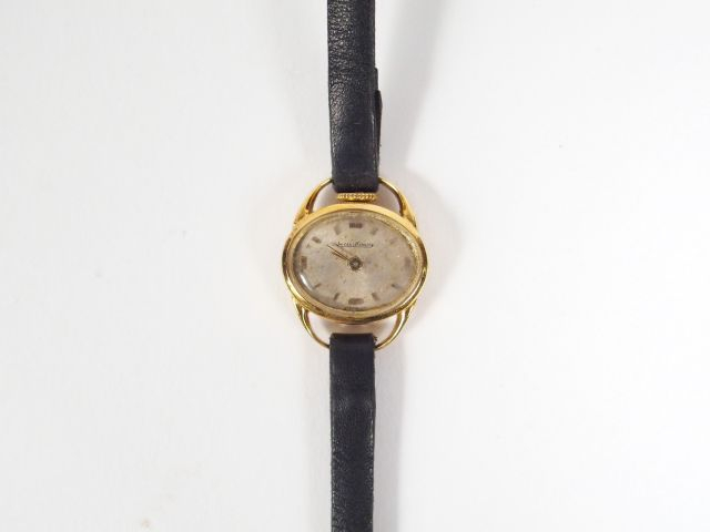 JAEGER LECOULTRE. Montre de dame, boitier ovale en or jaune, fin brace