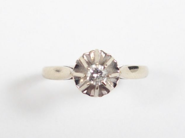 Solitaire monture or blanc orné d’un diamant taille moderne de 0,12ct 