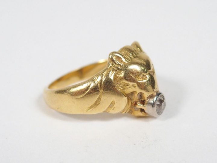 Bague chevalière en or, décor de tête de lion sertie d’un diamant tail
