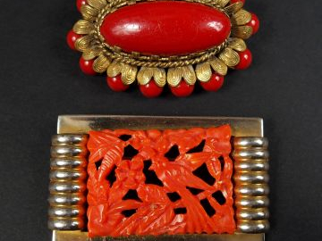 Broche en forme de fleur monture métal, ornée de perles et pierres rou