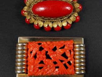 Vente aux enchères Broche en forme de fleur monture métal, ornée de perles et pierres rou