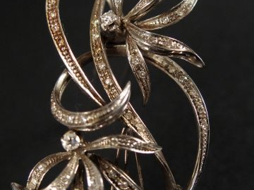 Broche monture platine en forme de branche fleurie stylisée, pavée de 