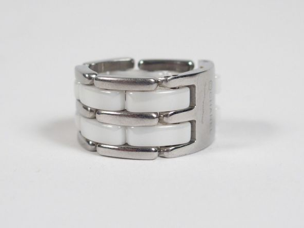 CHANEL, modèle Ultra. Bague souple grand modèle, en céramique blanc et