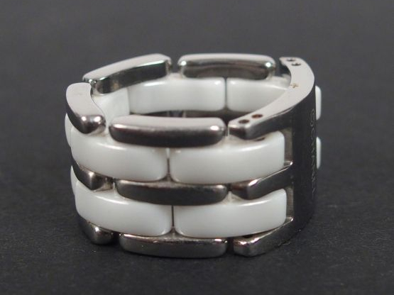 CHANEL, modèle Ultra. Bague souple grand modèle, en céramique blanc et