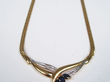 Collier or jaune, maille plate et pendentif orné de 3 saphirs taille p