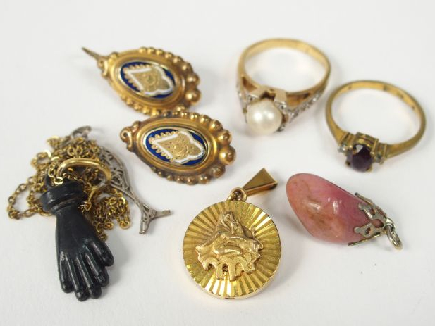 Ensemble de bijoux fantaisie comprenant 4 pendentifs, une chaine, 2 ba