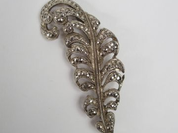 Sautoir fantaisie en métal doré maille tube et pendentif pavé de pierr