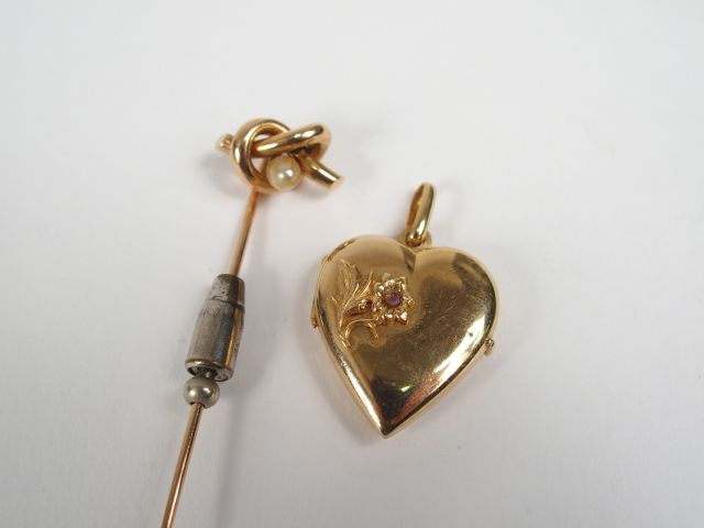 Pendentif en plaqué or en forme de cœur et épingle à cravate en plaqué
