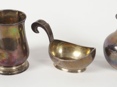 Kovsh en argent russe, anse ornée d'une pierre en cabochon.  Chope en 