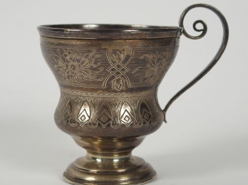 Tasse en argent russe, à décor gravé. Poids : 80 gr