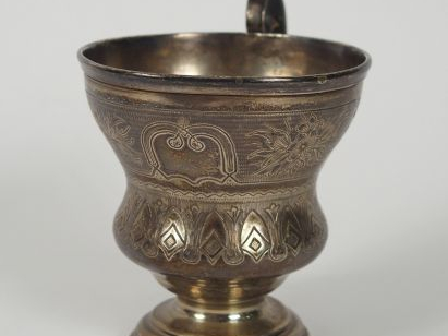 Tasse en argent russe, à décor gravé. Poids : 80 gr