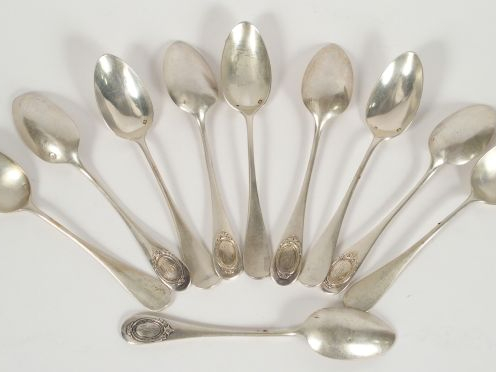Suite de 10 cuillères à dessert de style Louis XVI en argent, poinçon 