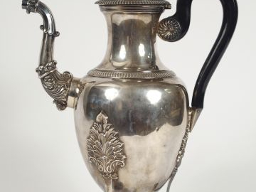 Grande verseuse de syle Empire en argent poinçon Minerve, à décor de p