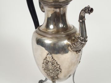 Grande verseuse de syle Empire en argent poinçon Minerve, à décor de p