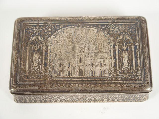 Boite XIXe en argent niellé et vermeil, poinçon Minerve (état moyen). 