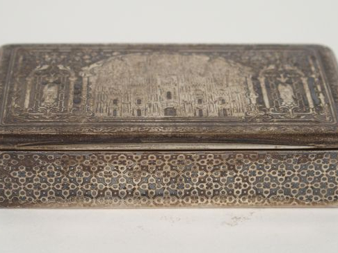 Boite XIXe en argent niellé et vermeil, poinçon Minerve (état moyen). 