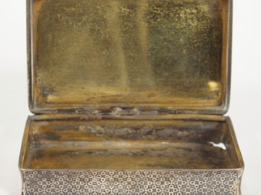 Boite XIXe en argent niellé et vermeil, poinçon Minerve (état moyen). 