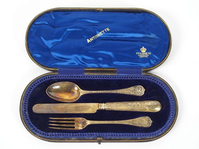 Couvert d'enfant en argent anglais, modèle à fleurons. Comprenant : un