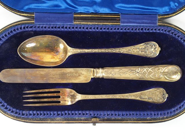 Couvert d'enfant en argent anglais, modèle à fleurons. Comprenant : un