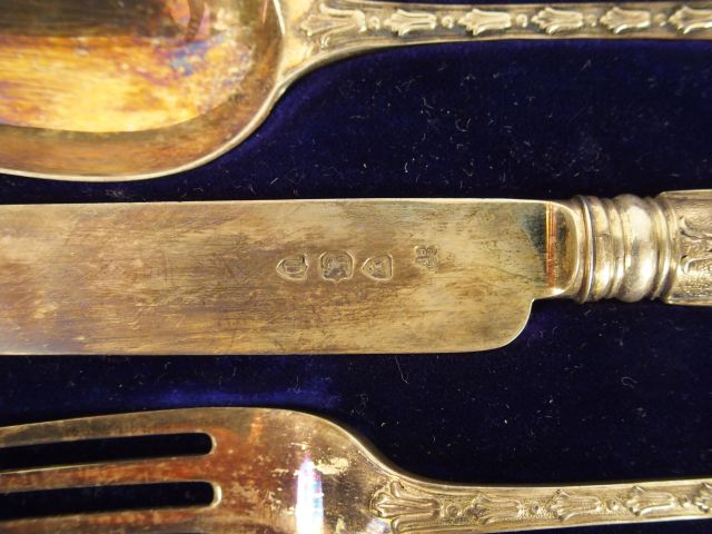 Couvert d'enfant en argent anglais, modèle à fleurons. Comprenant : un