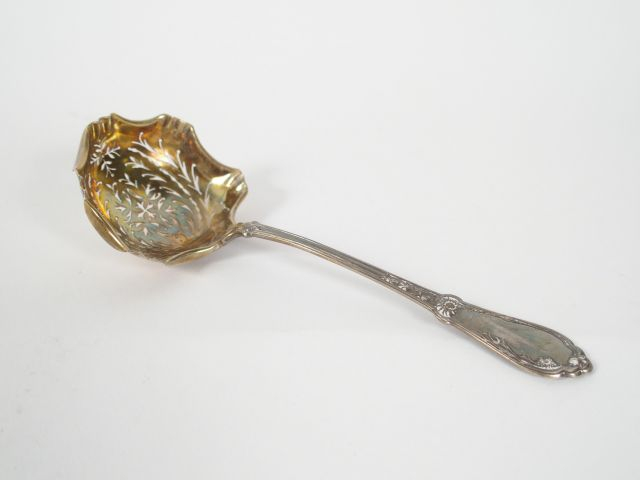 Saupoudreuse de style Louis XVI en argent et vermeil, poinçon Minerve.