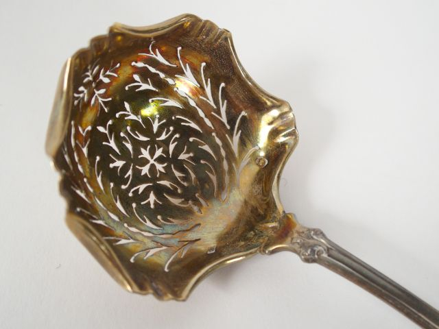 Saupoudreuse de style Louis XVI en argent et vermeil, poinçon Minerve.