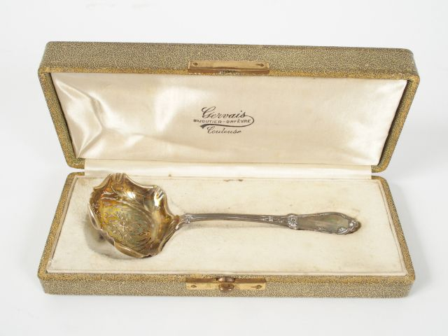 Saupoudreuse de style Louis XVI en argent et vermeil, poinçon Minerve.