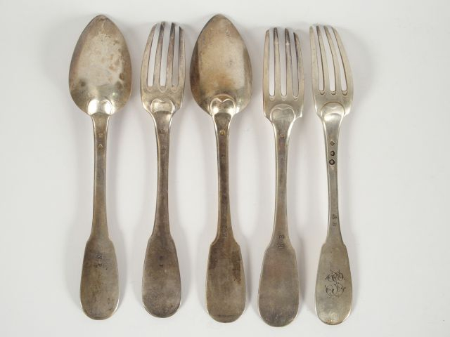 Lot comprenant : - deux différents couverts en argent, poinçon Minerve