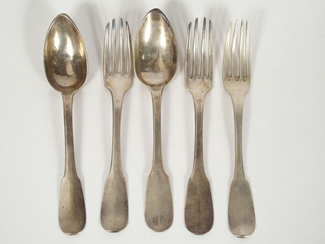 Lot comprenant : - deux différents couverts en argent, poinçon Minerve