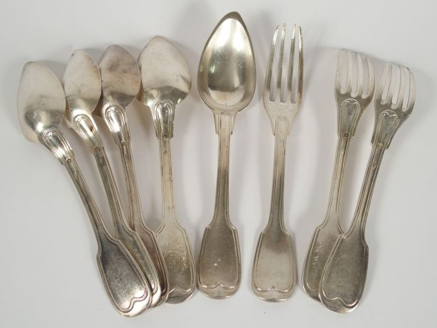 3 couverts et 2 cuillères en argent, poinçon Minerve, modèle à filet, 