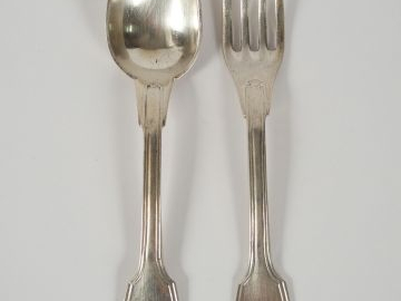 3 couverts et 2 cuillères en argent, poinçon Minerve, modèle à filet, 