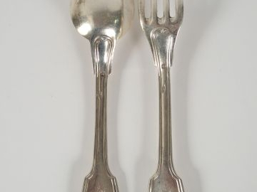 3 couverts et 2 cuillères en argent, poinçon Minerve, modèle à filet, 
